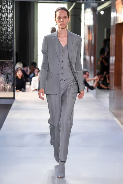 Look 11